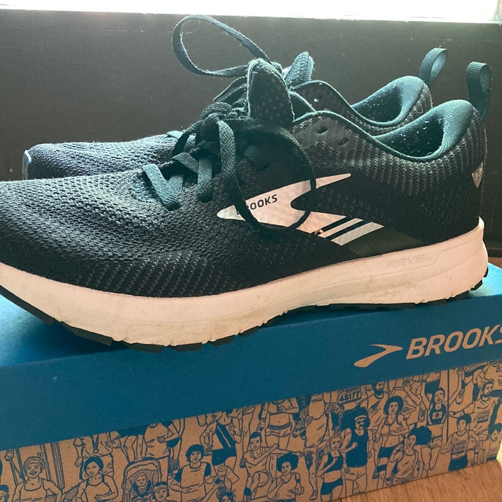 Brooks size 9B women’s revel 5 black sneaker